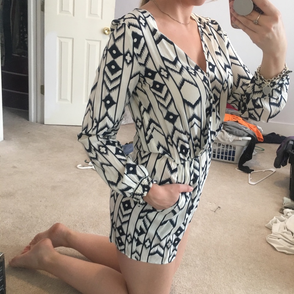 Long sleeve romper. NWT 🌻 - Picture 3 of 3